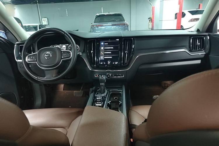 Used Volvo XC60 2018 T5 4x4 Smart Edition Center Console