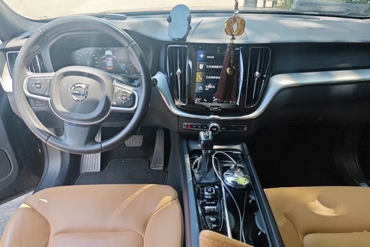 Used Volvo XC60 2018 T5 4x4 Smart Edition Center Console