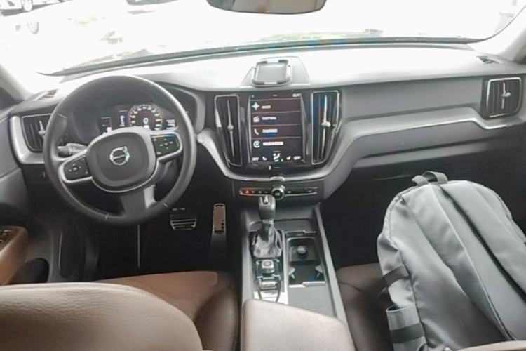 Used Volvo XC60 2018 T5 4x4 Smart Edition Center Console