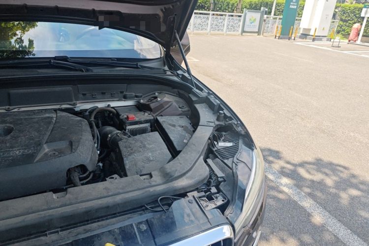 Used Volvo XC60 2018 T5 4x4 Smart Edition Engine Bay Left