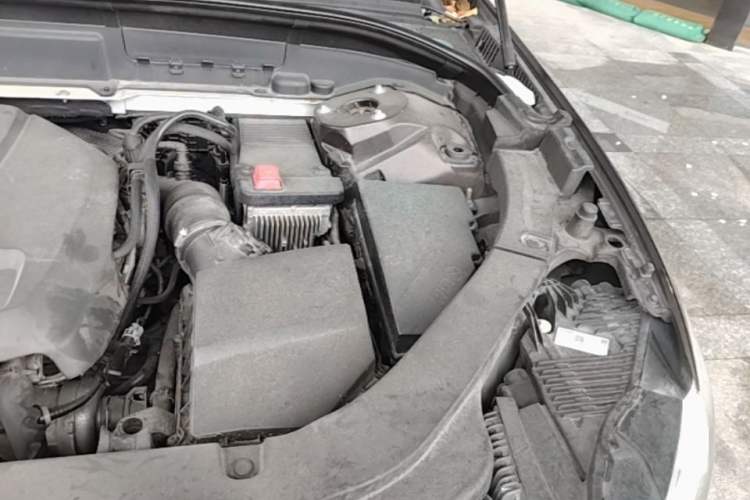 Used Volvo XC60 2018 T5 4x4 Smart Edition Engine Bay Left