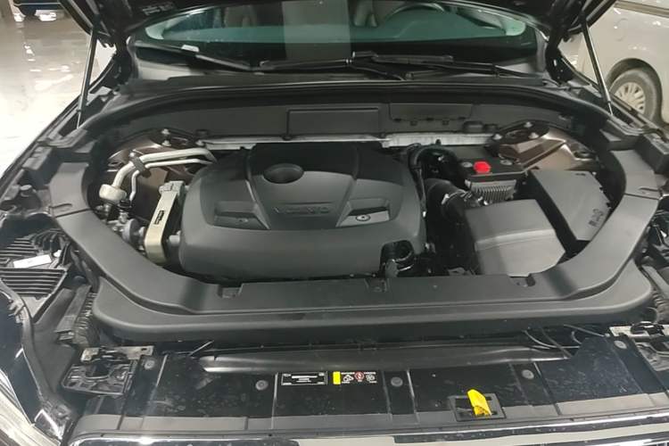 Used Volvo XC60 2018 T5 4x4 Smart Edition Engine Bay