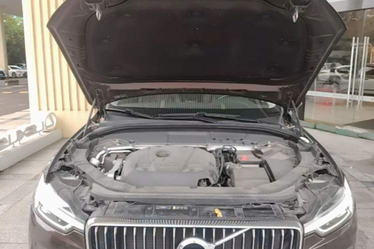 Used Volvo XC60 2018 T5 4x4 Smart Edition Engine Bay