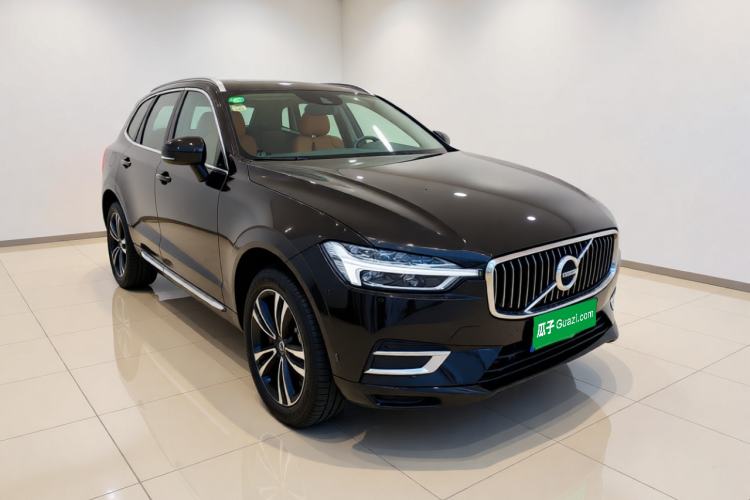 Used Volvo XC60 2018 T5 4x4 Smart Edition Front Right 45 Deg