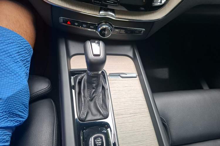 Used Volvo XC60 2018 T5 4x4 Zhiya Luxury Edition Gear Lever