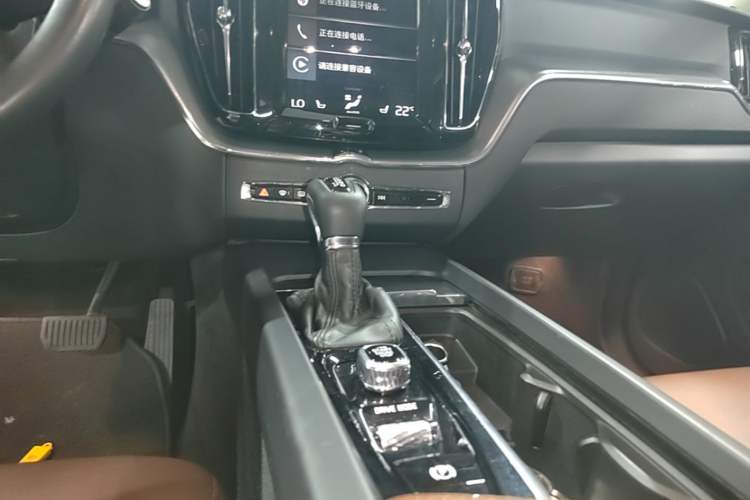 Used Volvo XC60 2018 T5 4x4 Smart Edition Gear Lever
