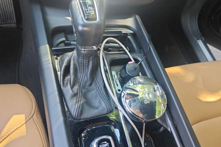 Used Volvo XC60 2018 T5 4x4 Smart Edition Gear Lever