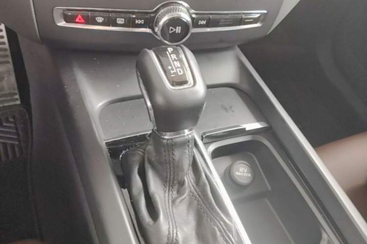 Used Volvo XC60 2018 T5 4x4 Smart Edition Gear Lever