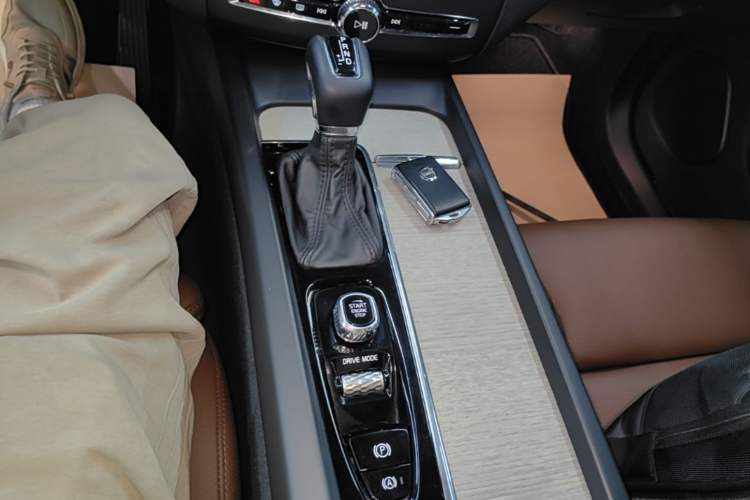Used Volvo XC60 2018 T5 4x4 Zhiya Luxury Edition Gear Lever