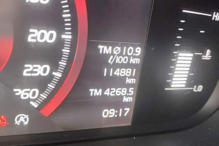 Used Volvo XC60 2018 T5 4x4 Smart Edition Odometer Close Up