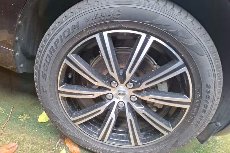 Used Volvo XC60 2018 T5 4x4 Zhiya Luxury Edition Right Front Wheel Hub