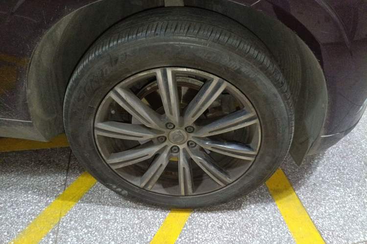 Used Volvo XC60 2018 T5 4x4 Zhiya Luxury Edition Right Front Wheel Hub