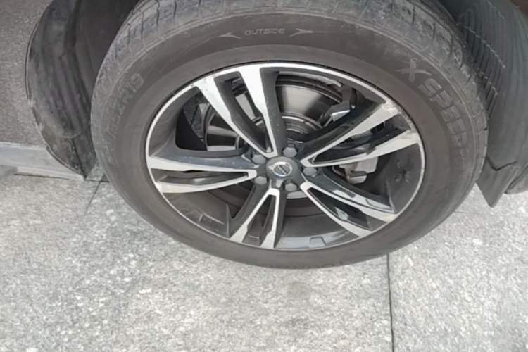 Used Volvo XC60 2018 T5 4x4 Smart Edition Right Front Wheel Hub