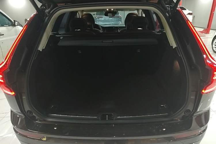Used Volvo XC60 2018 T5 4x4 Smart Edition Trunk