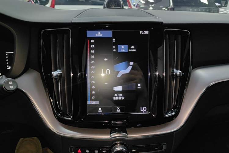 Used Volvo XC60 2018 T5 4x4 Zhiyi Edition Audio And AC Panel