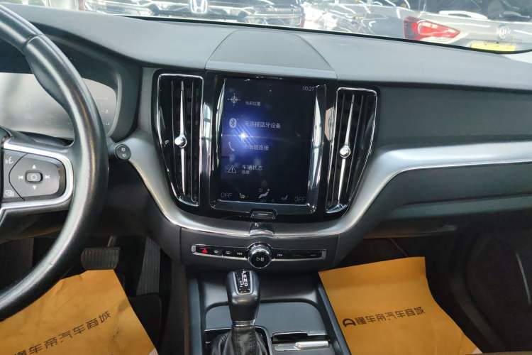 Used Volvo XC60 2018 T5 4x4 Smart Edition Audio And AC Panel