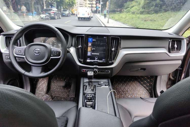 Used Volvo XC60 2018 T5 4x4 Zhiyi Edition Center Console