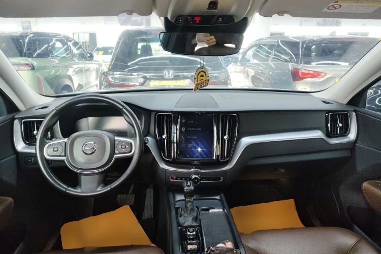 Used Volvo XC60 2018 T5 4x4 Smart Edition Center Console