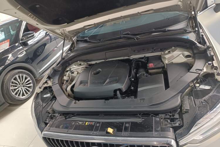 Used Volvo XC60 2018 T5 4x4 Zhiyi Edition Engine Bay