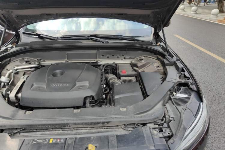 Used Volvo XC60 2018 T5 4x4 Zhiyi Edition Engine Bay Left