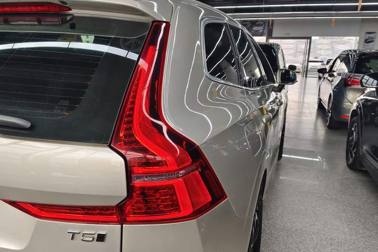 Used Volvo XC60 2018 T5 4x4 Smart Edition Exterior 3