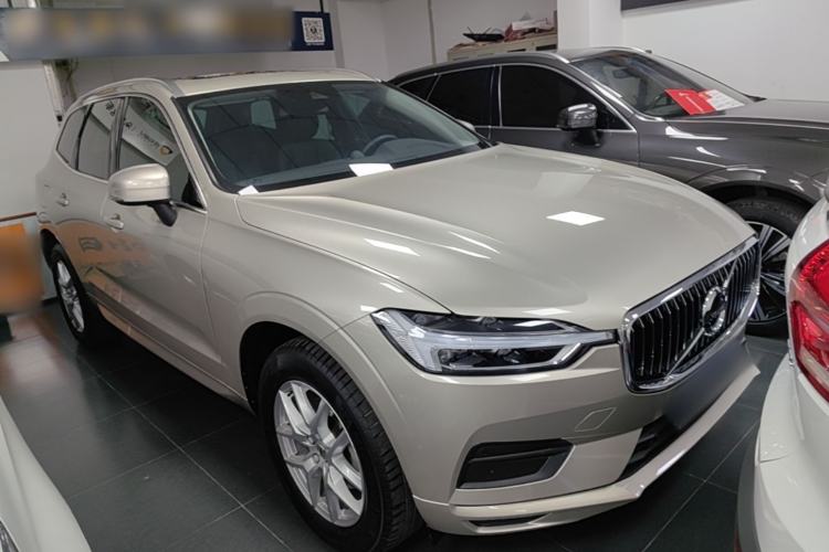 Used Volvo XC60 2018 T5 4x4 Zhiyi Edition Front Right 45 Deg