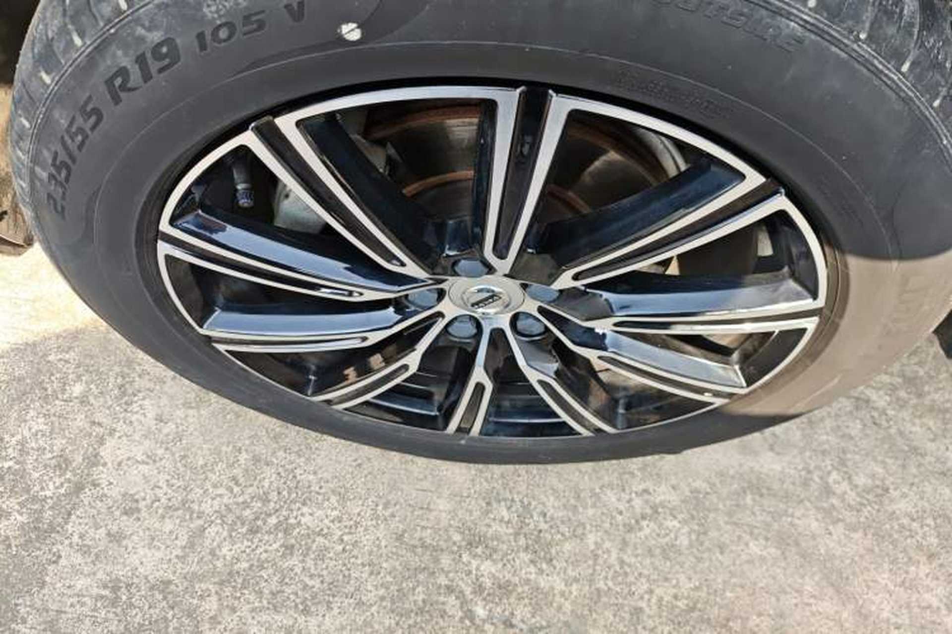 Used Volvo XC60 2018 T5 4x4 Smart Edition Left Front Wheel Hub