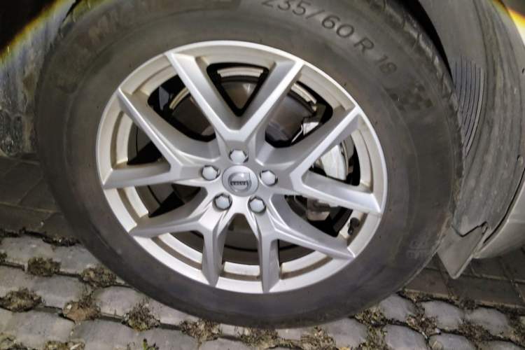 Used Volvo XC60 2018 T5 4x4 Zhiyi Edition Right Front Wheel Hub