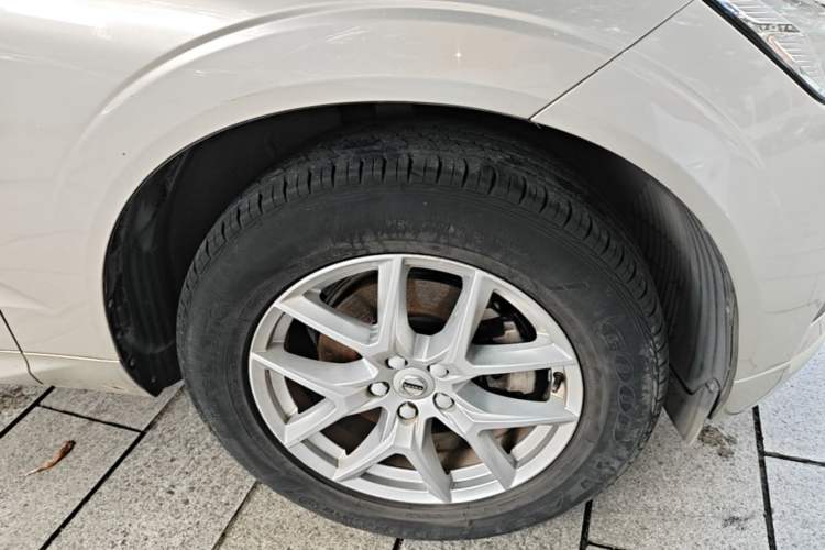 Used Volvo XC60 2018 T5 4x4 Zhiyi Edition Right Front Wheel Hub