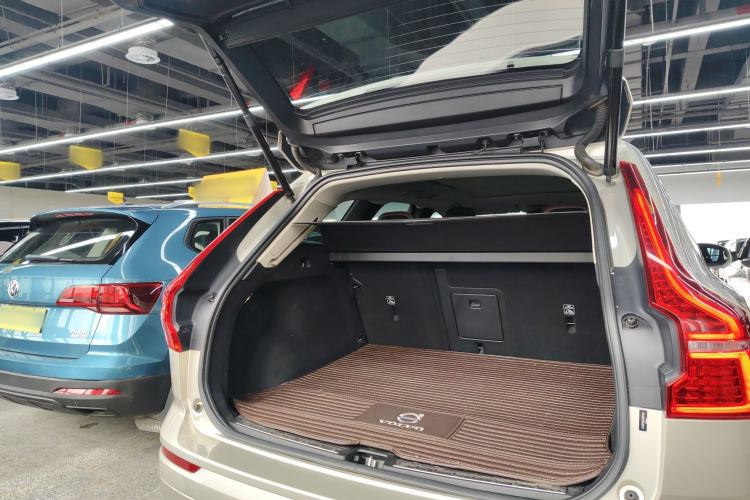 Used Volvo XC60 2018 T5 4x4 Smart Edition Trunk