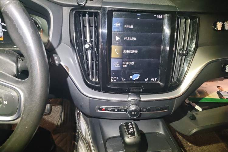 Used Volvo XC60 2018 T5 4x4 Smart Edition Audio And AC Panel