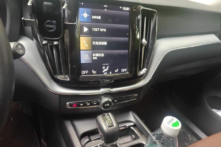 Used Volvo XC60 2018 T5 4x4 Smart Edition Audio And AC Panel