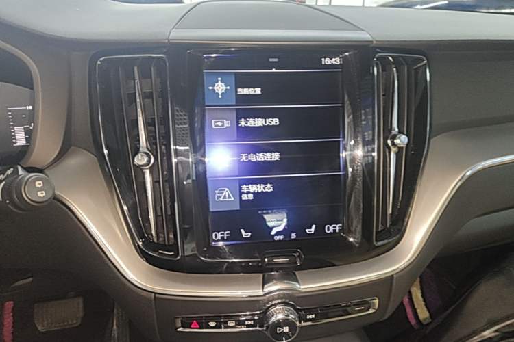 Used Volvo XC60 2018 T5 4x4 Smart Edition Audio And AC Panel