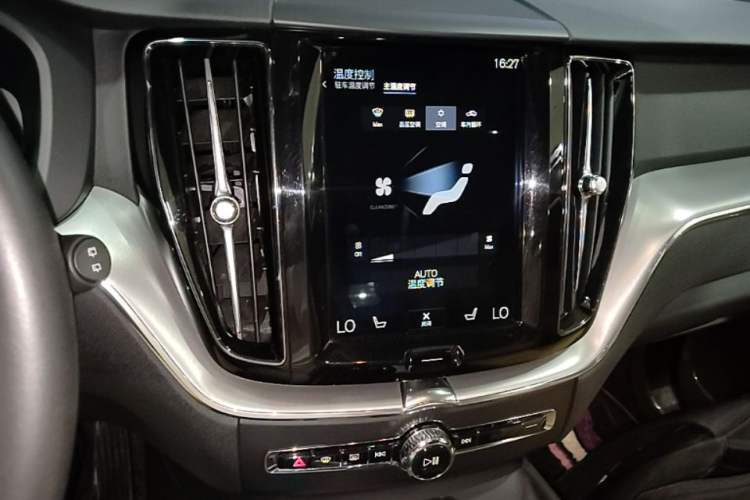 Used Volvo XC60 2018 T5 4x4 Smart Edition Audio And AC Panel