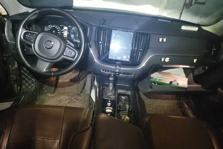 Used Volvo XC60 2018 T5 4x4 Smart Edition Center Console