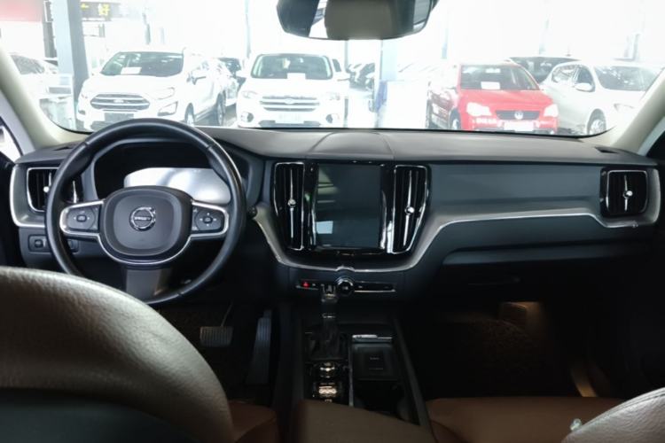 Used Volvo XC60 2018 T5 4x4 Smart Edition Center Console