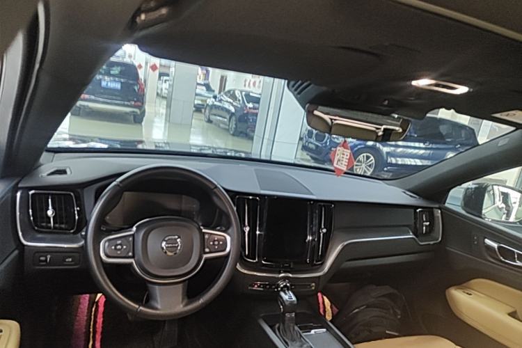 Used Volvo XC60 2018 T5 4x4 Smart Edition Center Console