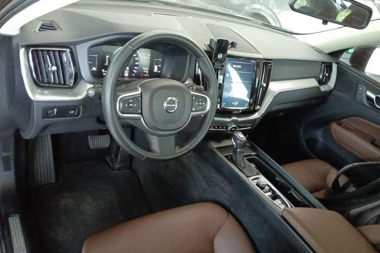 Used Volvo XC60 2018 T5 4x4 Zhiyi Edition Center Console
