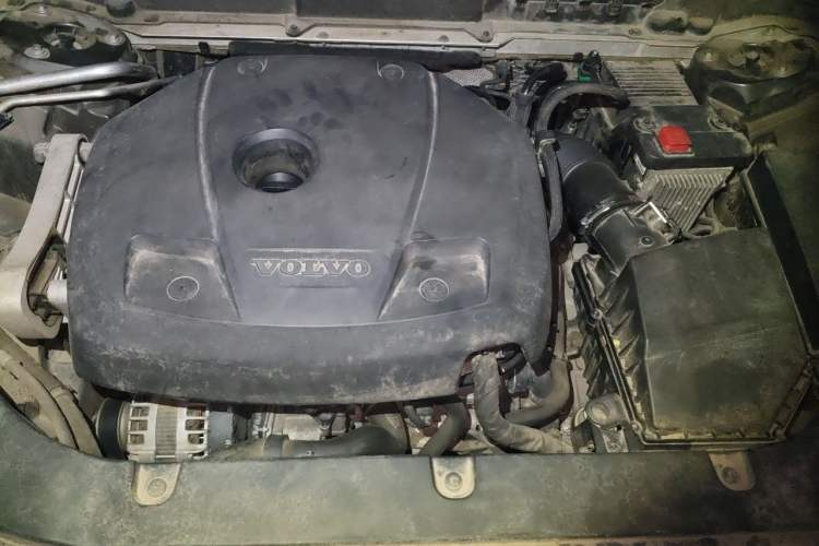 Used Volvo XC60 2018 T5 4x4 Smart Edition Engine Bay