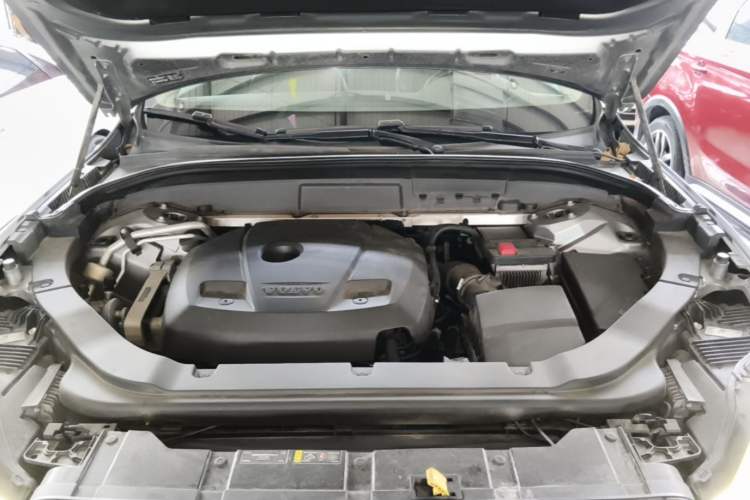 Used Volvo XC60 2018 T5 4x4 Smart Edition Engine Bay