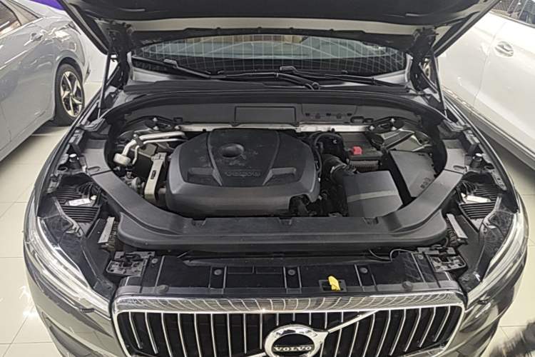 Used Volvo XC60 2018 T5 4x4 Smart Edition Engine Bay