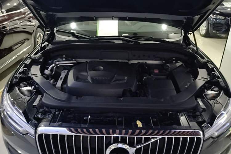 Used Volvo XC60 2018 T5 4x4 Smart Edition Engine Bay