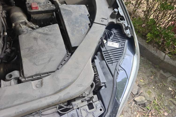 Used Volvo XC60 2018 T5 4x4 Smart Edition Engine Bay Left