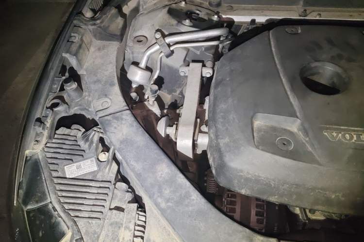 Used Volvo XC60 2018 T5 4x4 Smart Edition Engine Bay Right