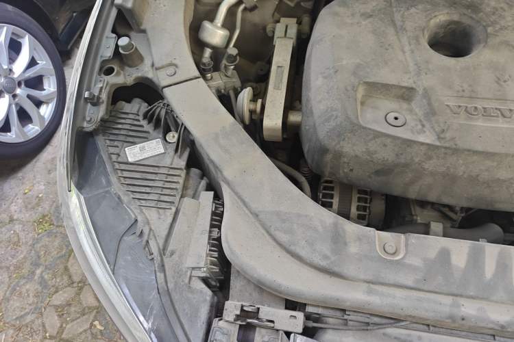 Used Volvo XC60 2018 T5 4x4 Smart Edition Engine Bay Right