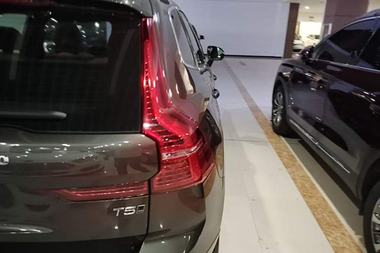 Used Volvo XC60 2018 T5 4x4 Smart Edition Exterior 3
