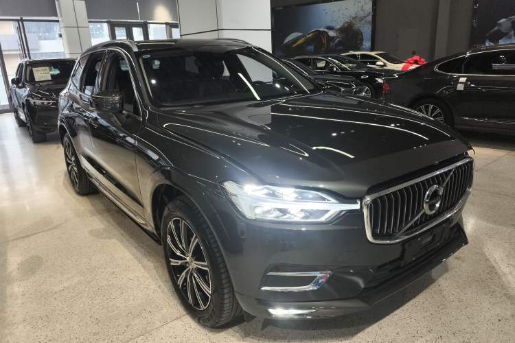Used Volvo XC60 2018 T5 4x4 Zhiya Luxury Edition Front Right 45 Deg