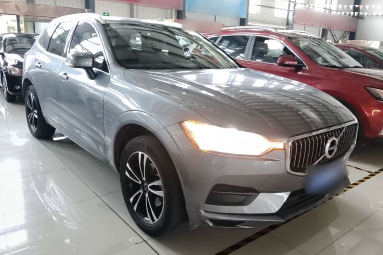Used Volvo XC60 2018 T5 4x4 Smart Edition Front Right 45 Deg