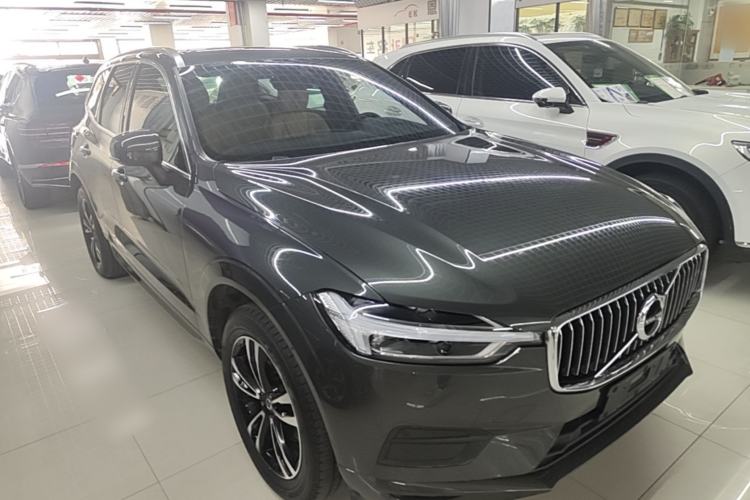 Used Volvo XC60 2018 T5 4x4 Smart Edition Front Right 45 Deg
