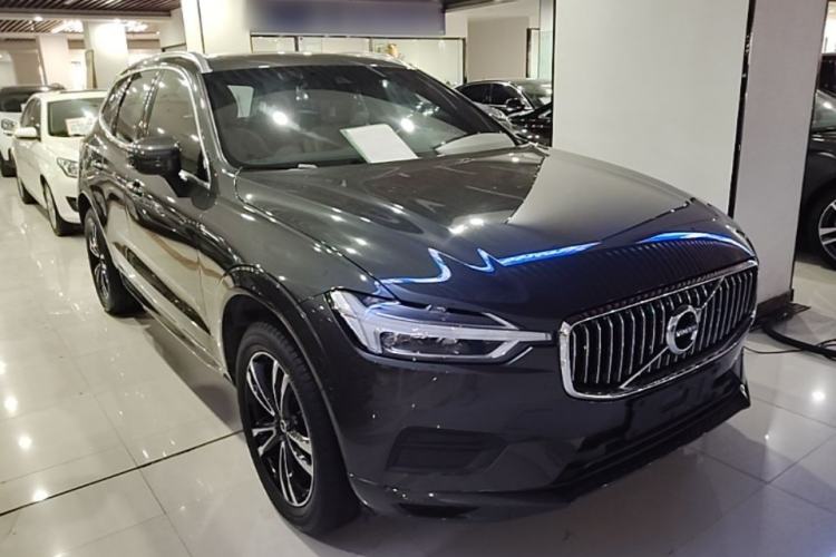 Used Volvo XC60 2018 T5 4x4 Smart Edition Front Right 45 Deg